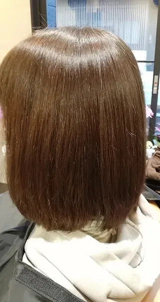 髪質改善とカラーで艶のある自然なストレートヘアになります。