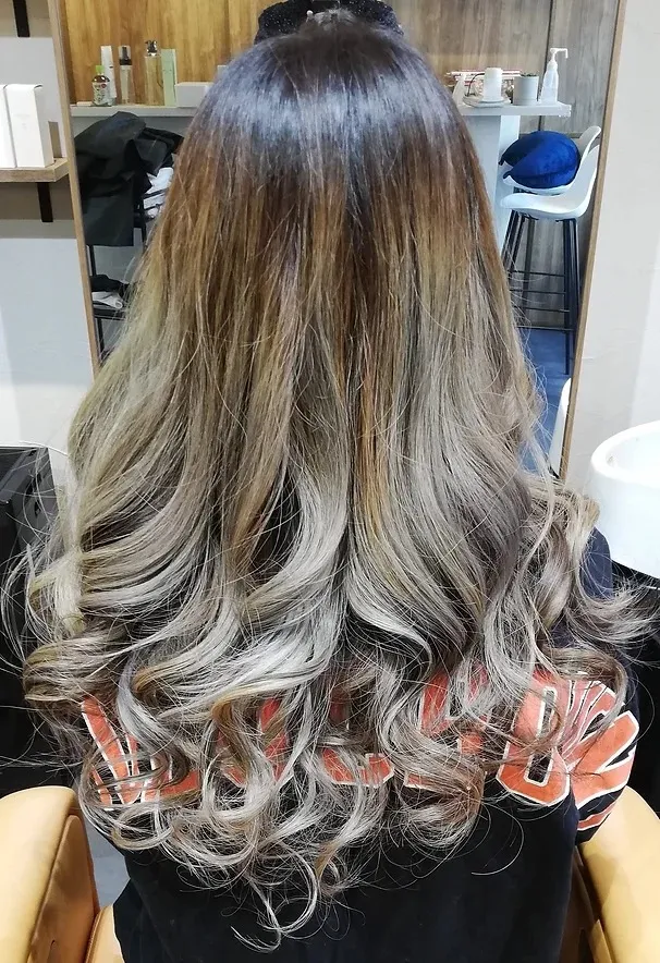 グラデーションカラーやバレイヤージュも、ダメージを極力抑えていきます。